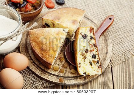 Mannik, Semolina Cake With Dried Fruits