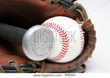 Bolas de beisebol, luva e morcego 