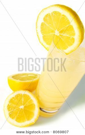 Taze limonata üstünden gördüm