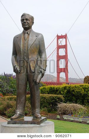 Statua di Joseph B. Strauss.  Sullo sfondo del Golden Gate Bridge.