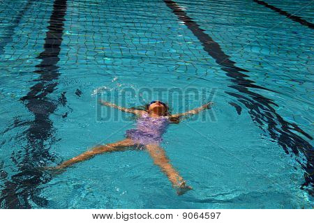Gli studi di ragazza a swim In una piscina.