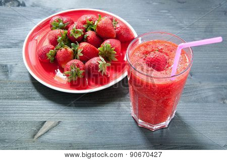 Strawberry Smoothie with lemon i a large glass