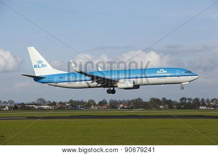 Amsterdam Airport Schiphol - Boeing 737 Of Klm Lands