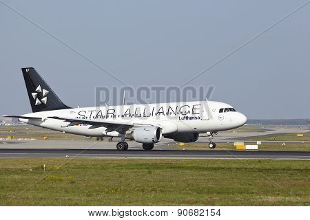 Frankfurt International Airport - Airbus A319-114 Of Lufthansa Takes Off