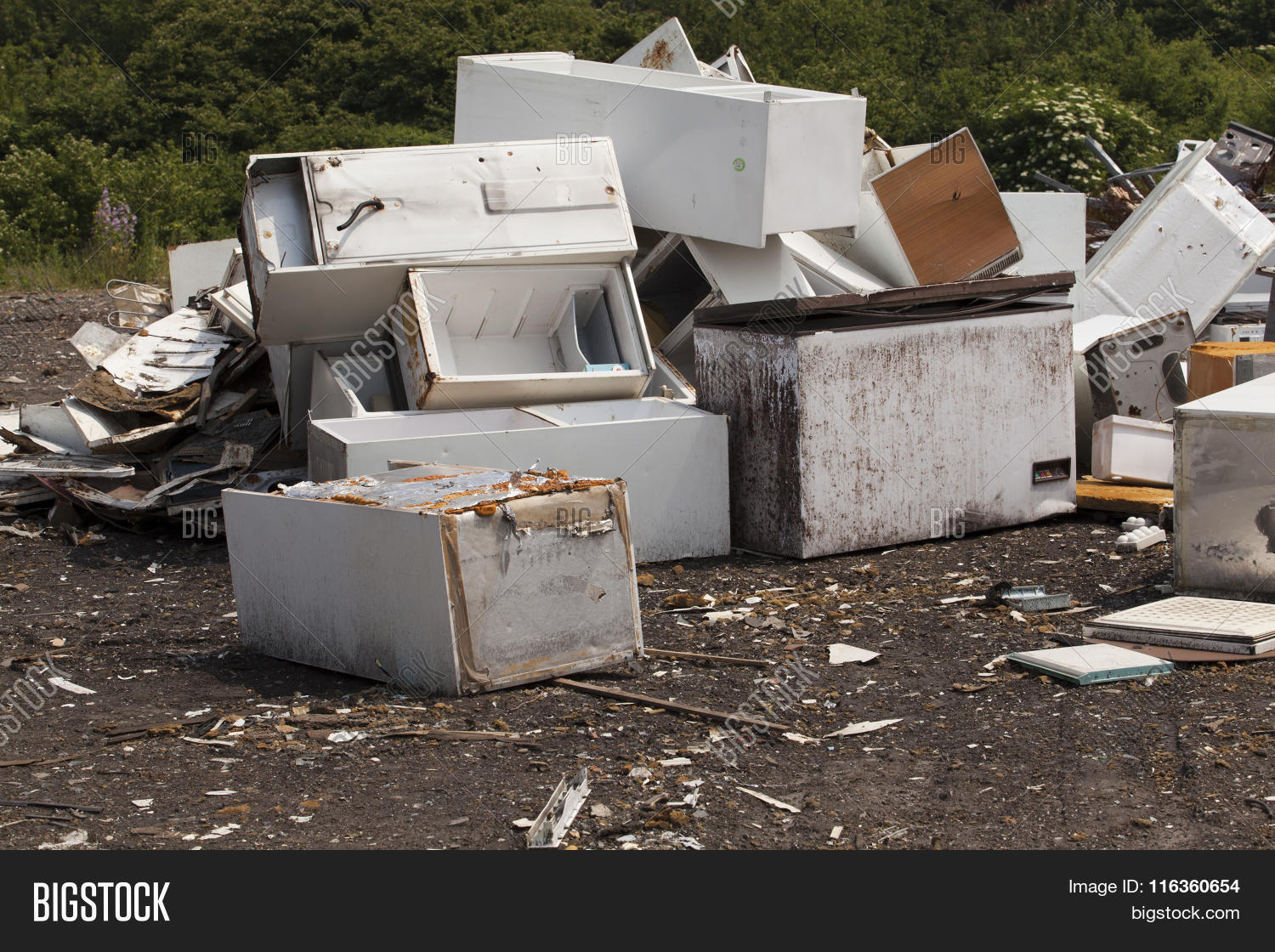 утилизация машин. утиль автомобилей. нужный утиль. металлолом машин. Landfill of household appliances.