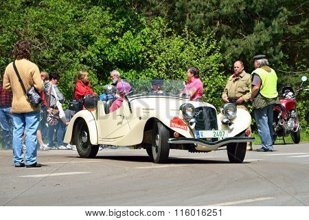 Vintage Car Aero
