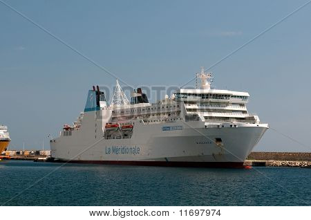 Store ferrys i havnen i Bastia