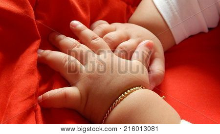 Baby little hands and baby little fingers.