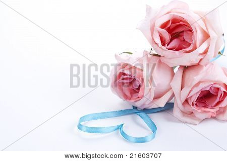 ハート形のリボンとバラの花束