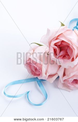 ハート形のリボンとバラの花束