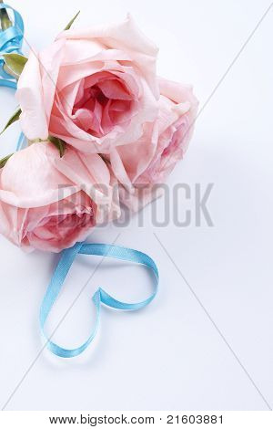 ハート形のリボンとバラの花束