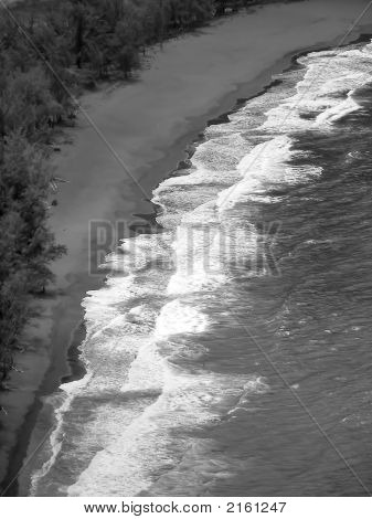 Hawaje czarnego piasku plaży Bw