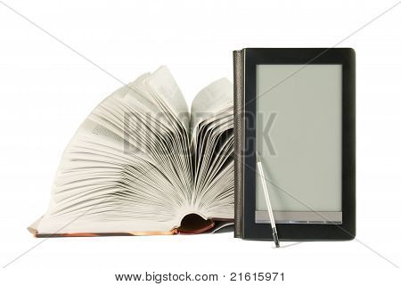 Livre ouvert et lecteur E-book