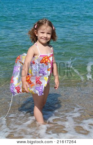 felice bambina con materassino
