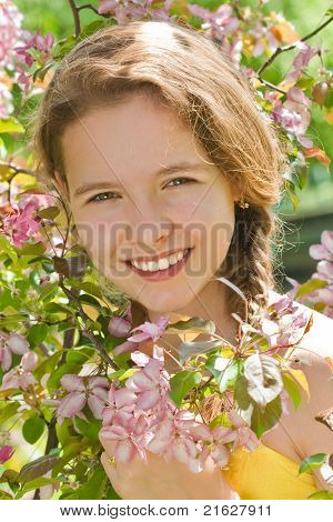 Portrait eines schönen Mädchens In Apple Baum Blumen