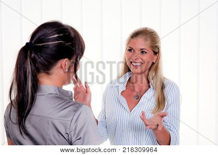 women talking at arbitsplatz in the office