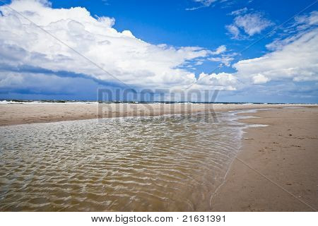Ostsee-Landschaft mit bewölkten Himmel