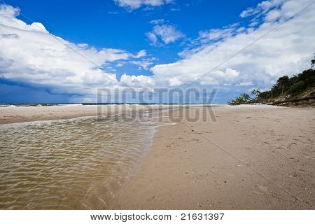Ostsee-Landschaft mit bewölkten Himmel
