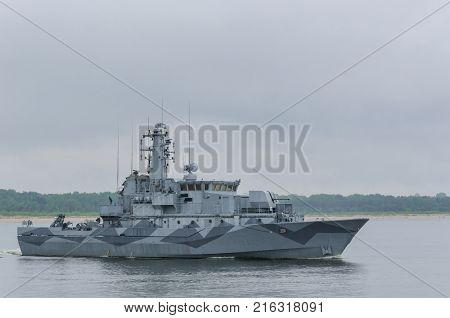 MINEHUNTER -  Warship sails to sea for patrol