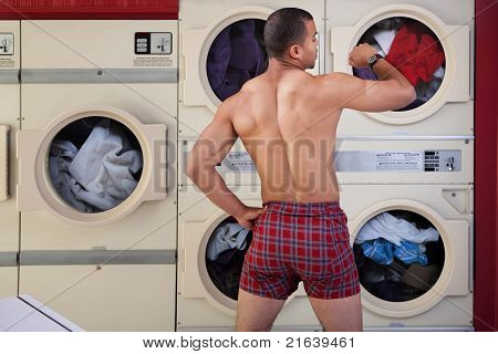 Half-naked mens In wasserette