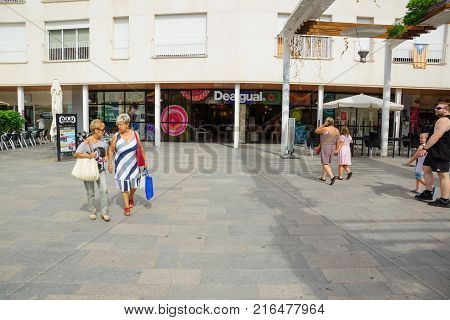 Walk Around The City Of Reus