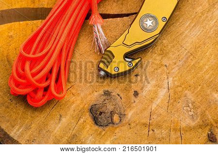 Glass and cutter for survival in emergency situations in a pocket knife. Orage rope.