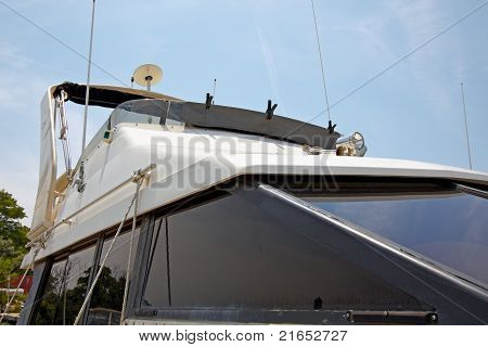 Motor barco amarrado en el puerto deportivo.