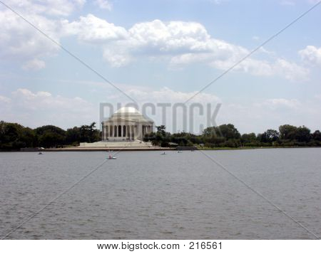 Paddleboating forbi Jefferson Memorial