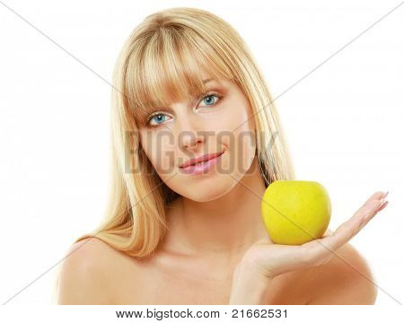 ภาพเหมือนของหญิงสาวสวยด้วยแอปเปิ้ลสีเขียวบนมือของเธอ - บนพื้นหลังสีขาว