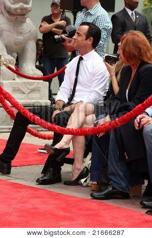 LOS ANGELES - JUL 7: Justin Theroux på Jennifer Aniston håndaftryk & fodaftryk ceremoni på Graum