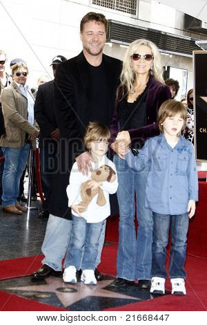 LOS ANGELES - Mar 12: Russell Crowe, eşi Danielle Spencer, oğulları Charles ve Tennys düzenlenen bir törenle wh