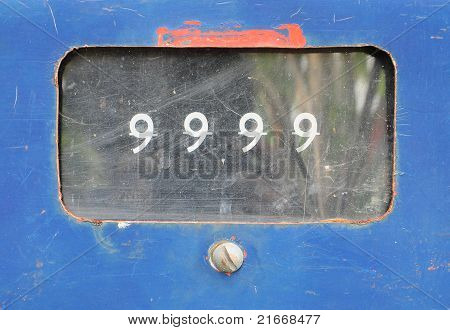 eski analog benzin pompası