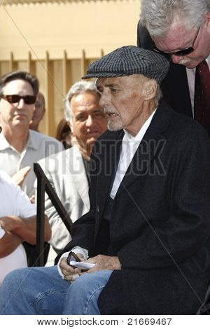 LOS Angeles-i - MAR 26: Dennis Hopper egy ünnepségen, ahol a Dennis Hopper egy csillagot a Hollywo kap