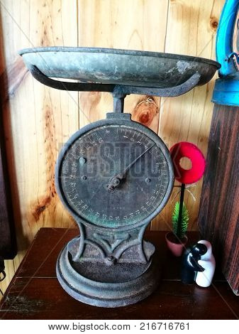 The decor of the house by the use of antique furniture such as ancient fans. Old scales and old oil lamps make it unique.