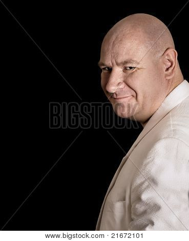 Portret van een verstandig charmante glimlachend geschoren hoofd man draaien rond met grijns