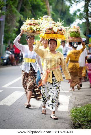 GIANYAR, BALI, INDONESIA - 21 maggio: Paesani non identificati portano doni agli dèi presso il Tem Balinese