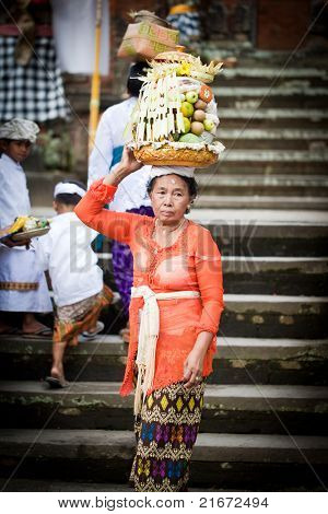 GIANYAR, BALI, INDONESIA - 21 maggio: Abitante del villaggio non identificato portare doni agli dèi presso il Temp Balinese