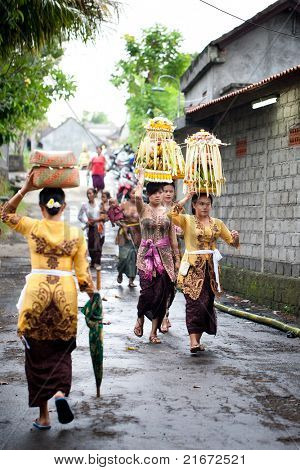 GIANYAR, BALI, INDONESIA - 21 maggio: Paesani non identificati portano doni agli dèi presso il Tem Balinese