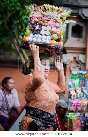 GIANYAR, BALI, INDONESIA - 21 maggio: Abitante del villaggio non identificato portare doni agli dèi presso il Temp Balinese