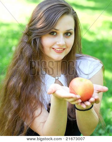 nádherná mladá dívka s sentimentální apple