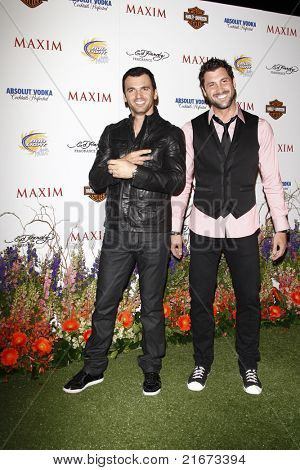LOS ANGELES, CA - 19 maj: Tony Dovolani, Maksim Chmerkovskiy ankommer til den ellevte årlige Maxim Hot 10