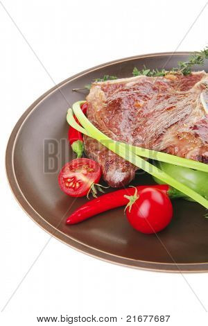 santoreggia: arrosto di manzo di ricambio rib sul piatto scuro con posate Timo pepe e pomodoro isolato sopra di Pentecoste