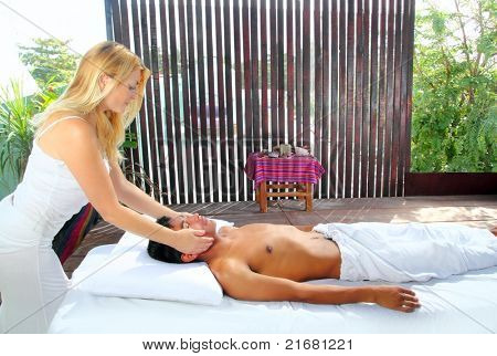 Masážní terapie reiki rehabilitaci v džungli kabině latiny a asijské technické