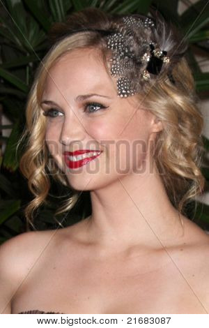 LOS ANGELES - 9 luglio: Fiona Gubelmann arrivando alla faccia avanti 2 ° annuale Gala per A nuova Beginn