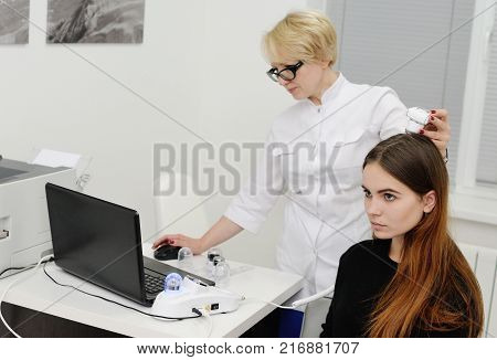 Trihoskopiya - is a method of hair examination using a special device - trihoskopa.