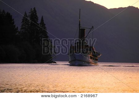 Un vecchio battello a vapore sul lago di montagna.