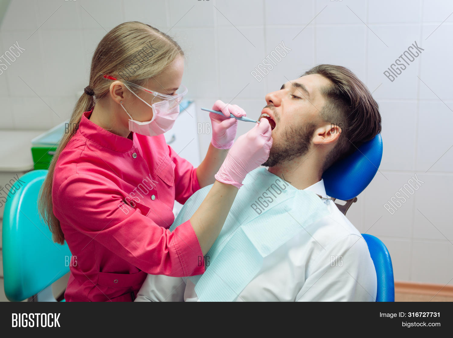 Чистить зубы пациента. Гигиена полости рта больного. Гигиеническая обработка ротовой полости тяжелобольного пациента. Чистить зубы пациента. Чистить зубы пациента.