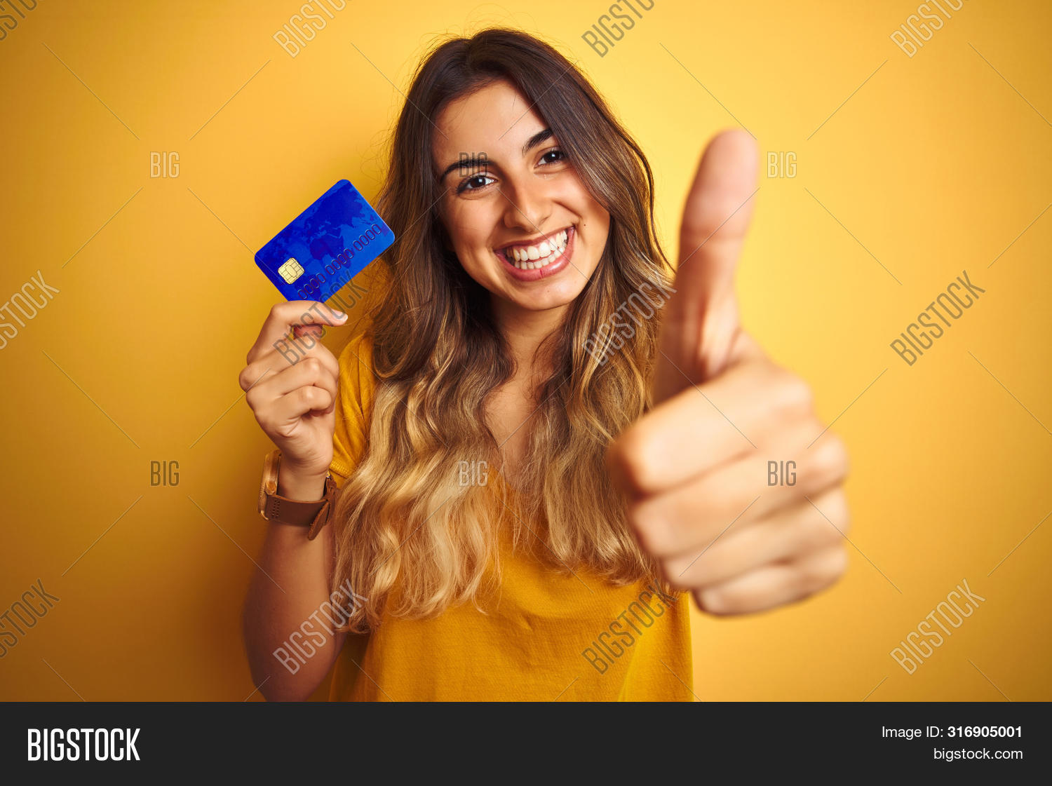 парень с кредиткой. карта банковская в руках в квартире. человек с банковской картой в руках. банковская карта весна, рука фото. Hold credit.