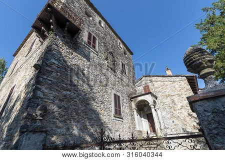 To Prato Barbieri, Piacenza, Emilia-romagna, Italy: Old Country House Near Bettola