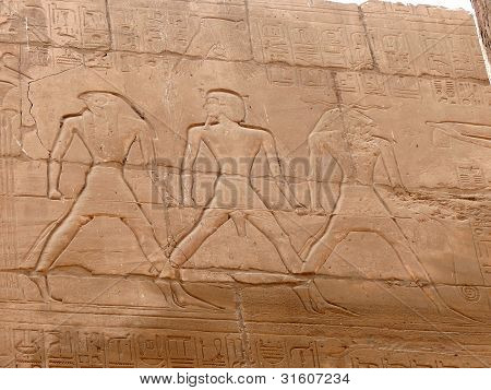 Væg med gamle egyptiske symboler i Luxor